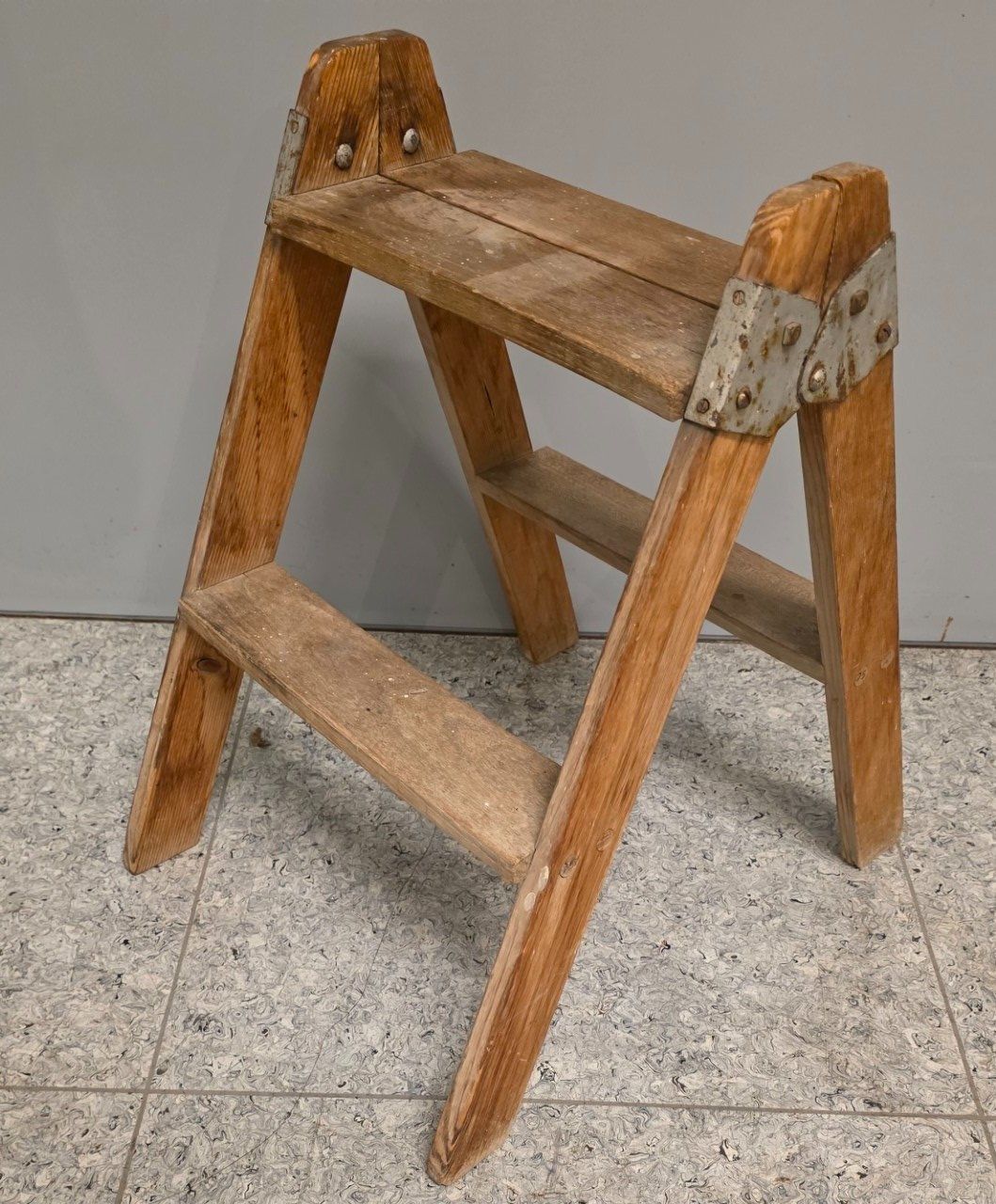 Scale: Vintage Holz-Tritthocker & Deko-Regal Bockleiter – Usato da Flums venduto da Flumsantik 1
