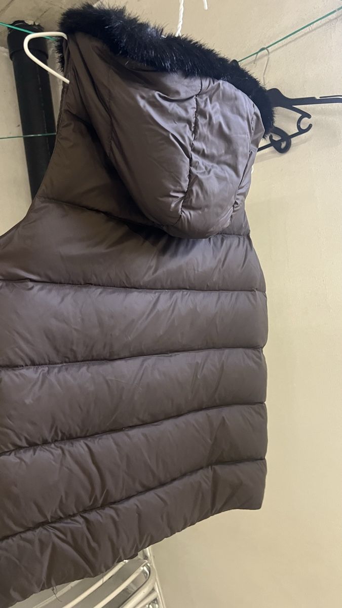 Gilet & Giacche senza maniche: Daunengilet mit Kaputze – Usato da Bretzwil venduto da .Schoggi. 1