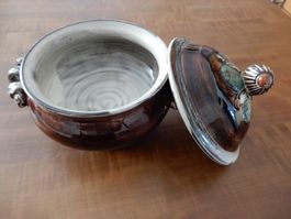 Schale mit Deckel, Handarbeit, bemalt. Konfektdose