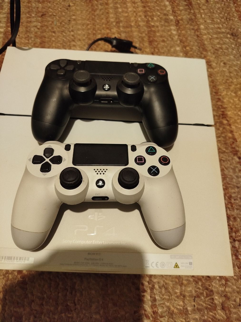 Sony Console: Sony Playstation 4, weiss, mit 2 Controller – Usato da Obfelden venduto da Lrbaumgartner 1