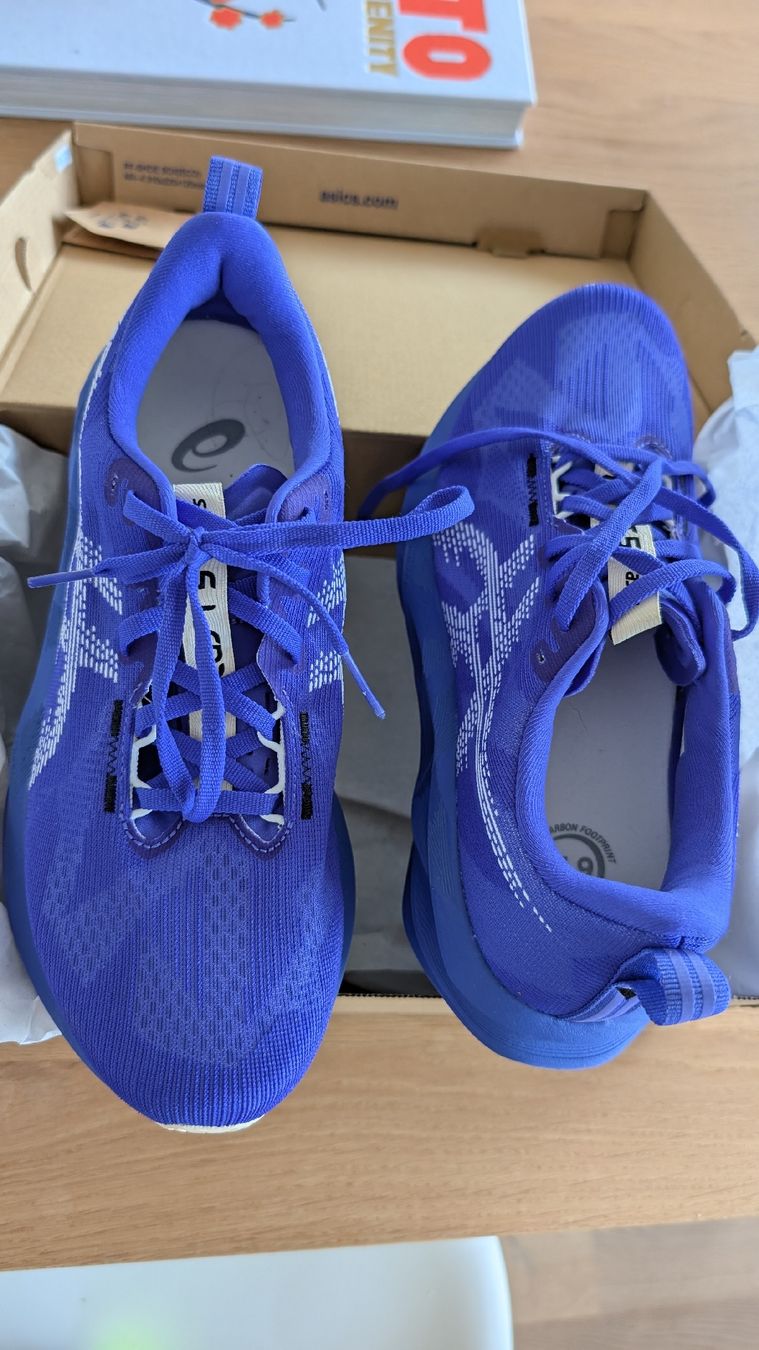 Asics Scarpe da donna: Asics Nova Blast 5 white blue 40.5 – Nuovo (secondo la descrizione) da Biberstein venduto da ameliecimador