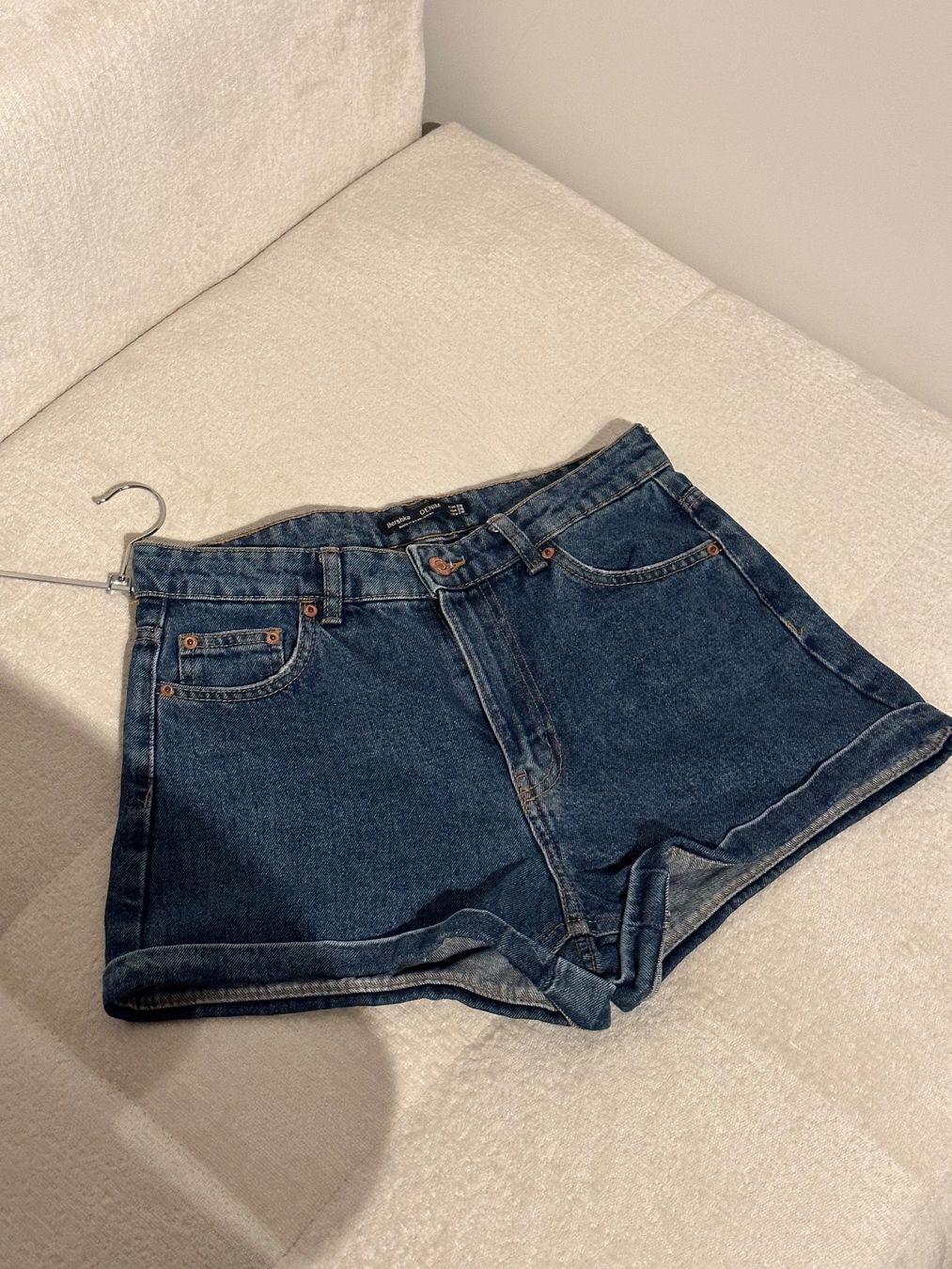 Bershka Pantaloni: Betshka denim shorts gr. 38 – Nuovo (secondo la descrizione) da Winterthur venduto da LeLe0606