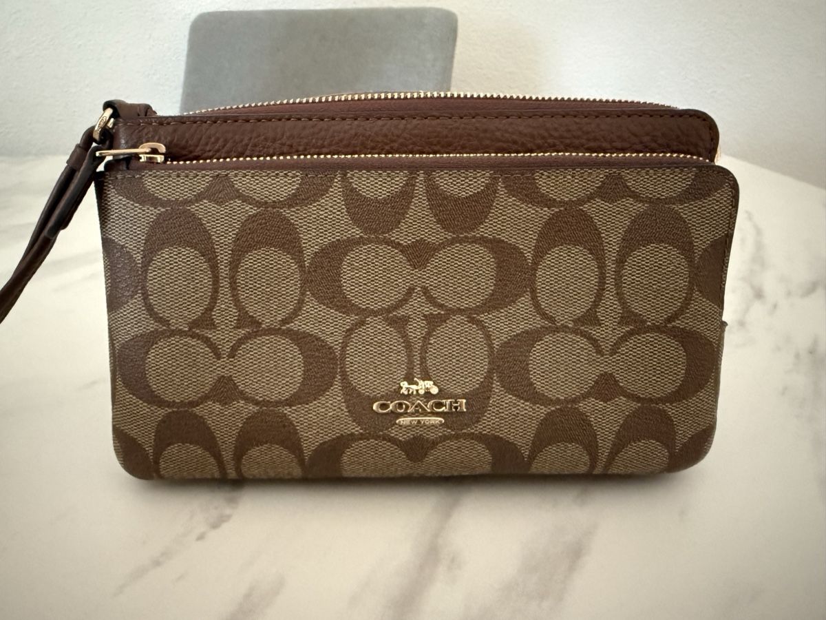 Coach Taschen für Damen: COACH Clutch braun Monogramm – Gebraucht aus Niedergösgen von RobSim94