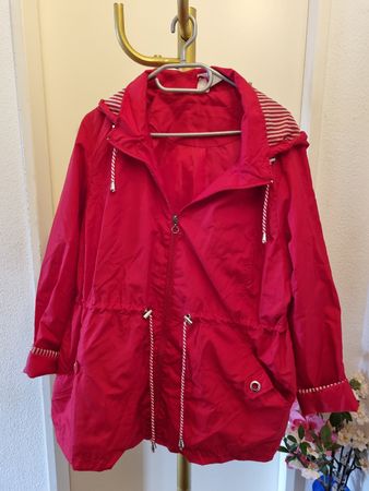 Jacke rot Kapuze gestreift Grösse 48/50 neu