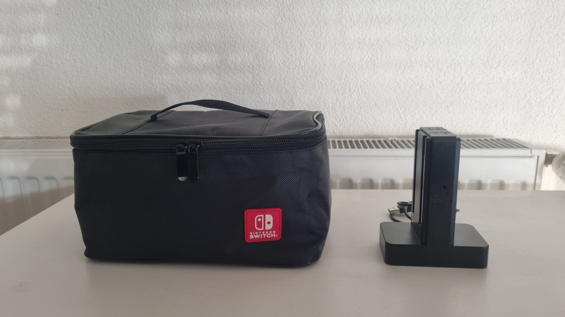 Nintendo Adapter & Kabel: Nintendo Switch Zubehöre Joy-Con Ladestation + Tasche – Gebraucht aus Birsfelden von val_d9c2