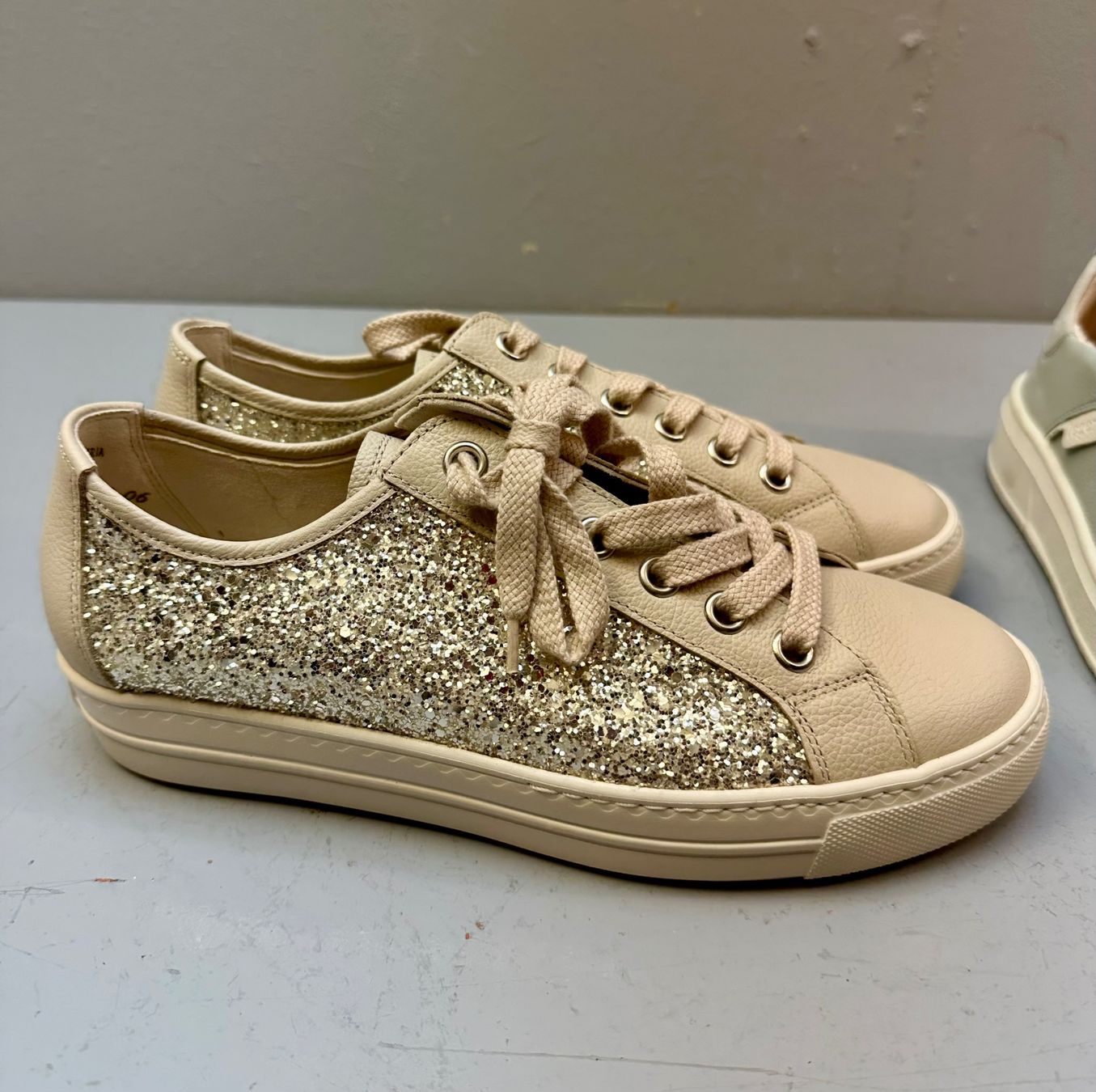 Chaussures femmes: 2x DAMENSCHUHE GR 39 AB 1.- !!! – D'occasion à Zürich par NIKI777 1