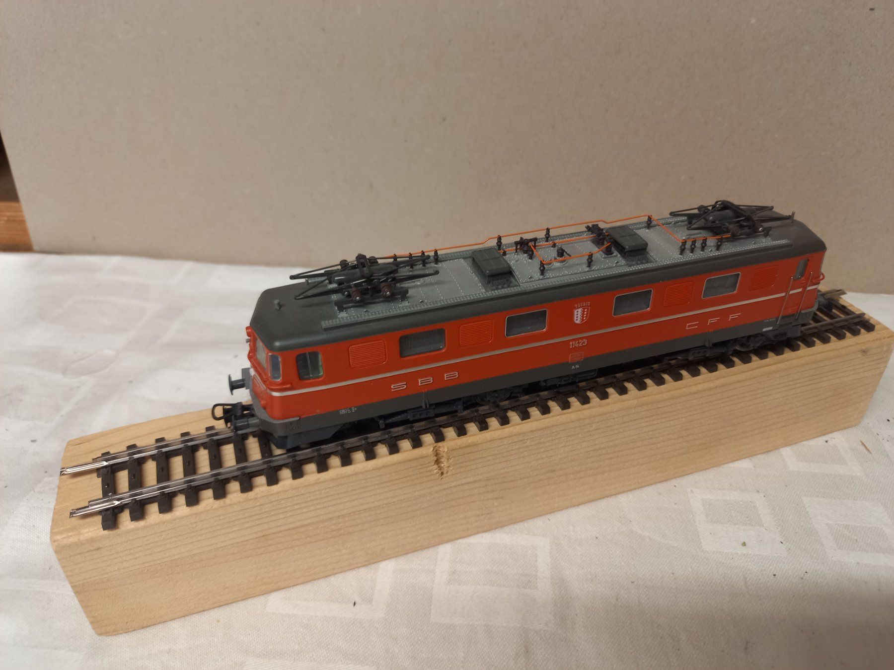 Roco Modelleisenbahnen: Rocco Ae 6/6 rot  Kantonswappen   Valais – Gebraucht aus Buochs von Bronsen46