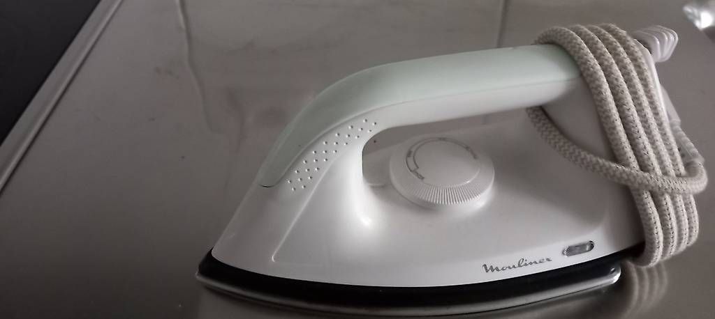 Ferri da stiro: Moulinex Bügeleisen ohne Dampffunktion – Usato da Brugg AG venduto da compeerl