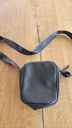 Schicke Umhängetasche in Schwarz – Top Zustand!