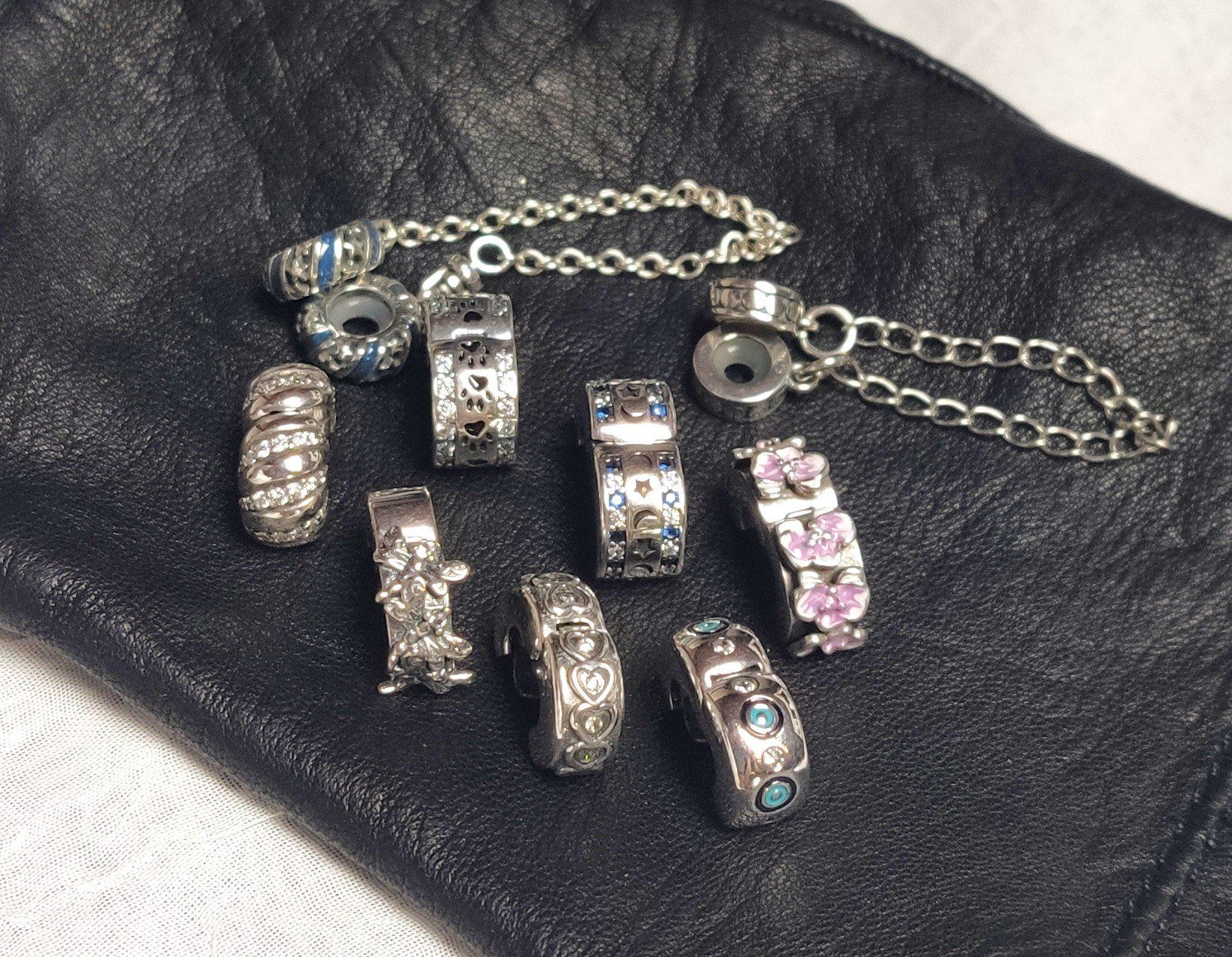 Anhänger: Clips und Sicherheitskette für Armbänder. – Neu und originalverpackt aus Lamboing von Qtrica