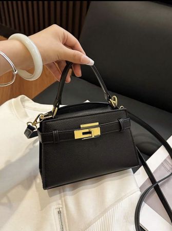 Sac à main noir avec bandoulière 