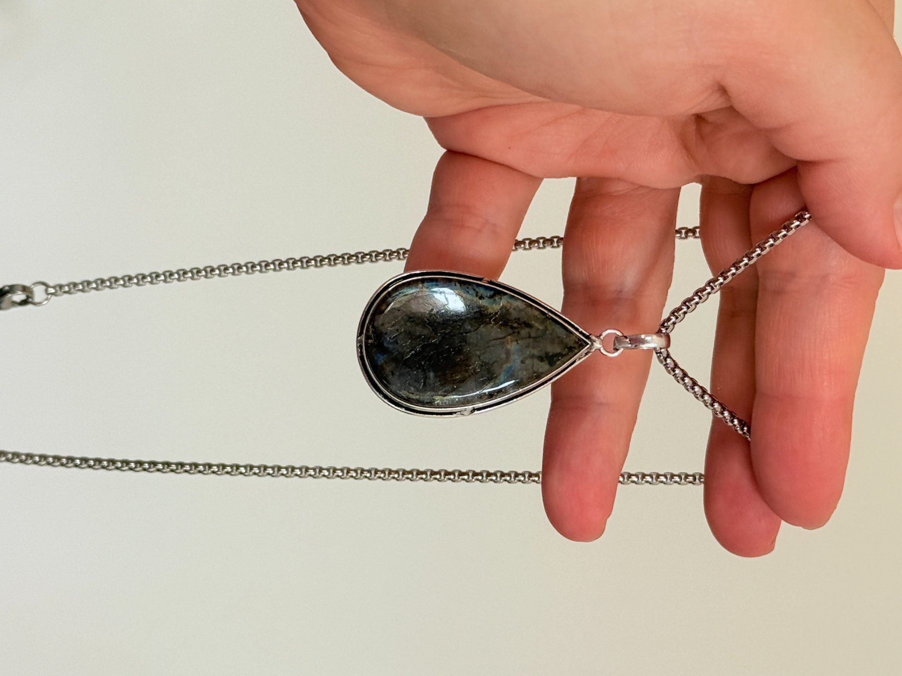 Catenine: Collier avec pendentif labradorite forme goutte – Nuovo e nell'imballaggio originale da Genève venduto da AGBERG 7