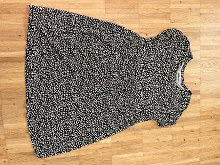 Pull and Bear Kleid Blumenmuster schwarz Grösse M neuwertig