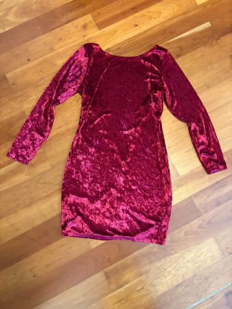 Rotes Samt Minikleid mit Reissverschluss hinten – elegant