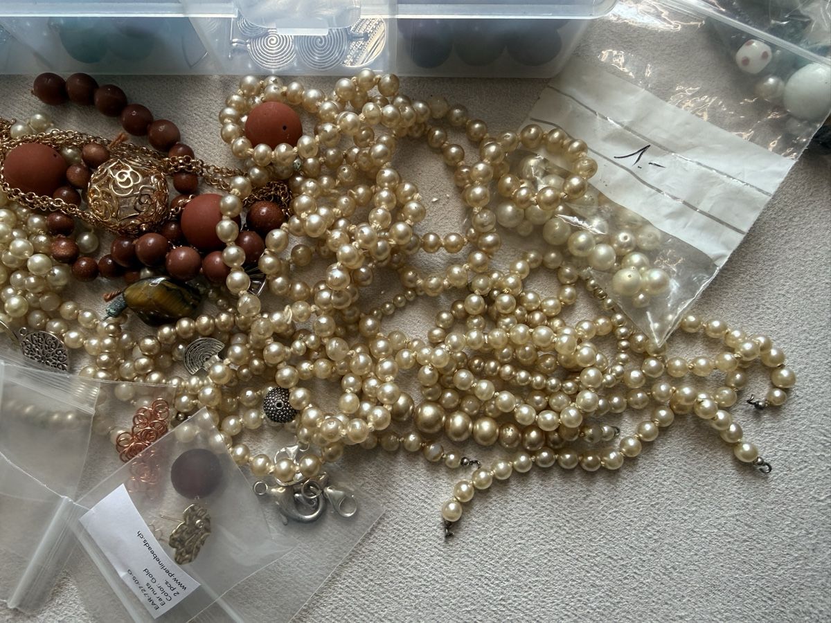 Altri gioielli: Box- Lot Perlen und Schmuckteile sortiert, DIY – Usato da Lamone venduto da LaCantinaMagica 1