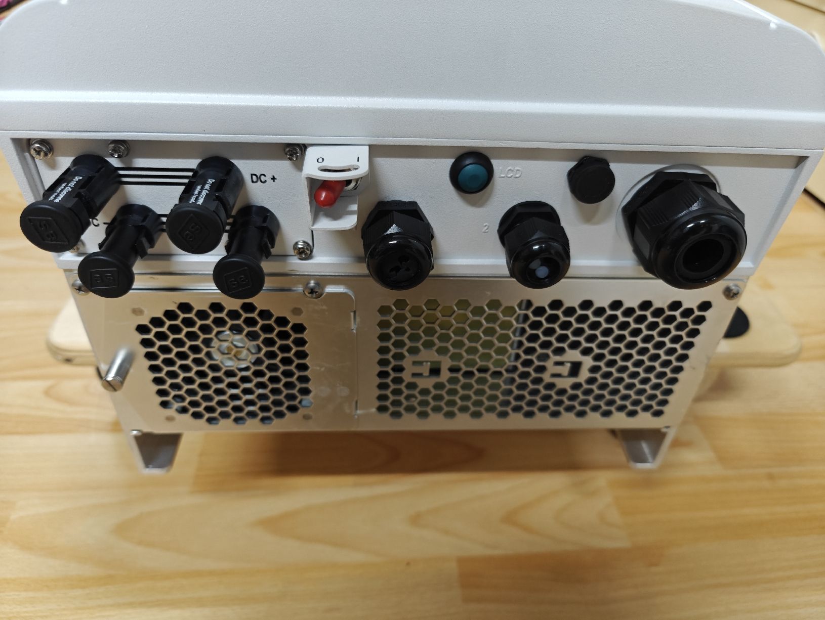 SolarEdge Sonstiges Elektromaterial: Solaredge SE7K Wechselrichter 7 kWp mit Display – Gebraucht aus Dinhard von  1