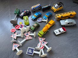 Spielautos mit Verkehrsschildern