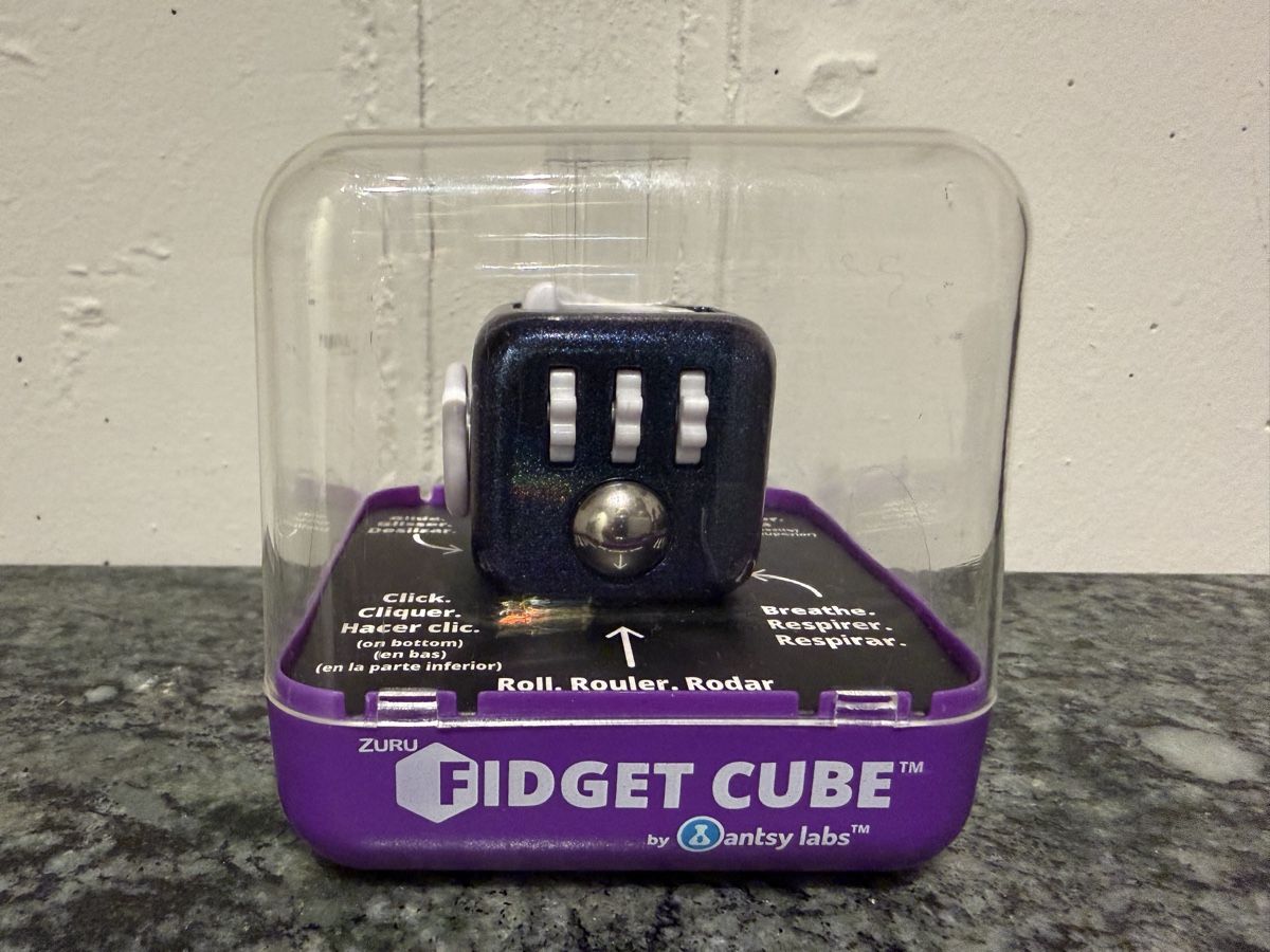 Spiele: FIDGET CUBE cool purple colour – Neu und originalverpackt aus Baar von Pared