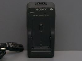 Sony Ladegerät / Battery Charger BC-V615 für Sony Camcorders