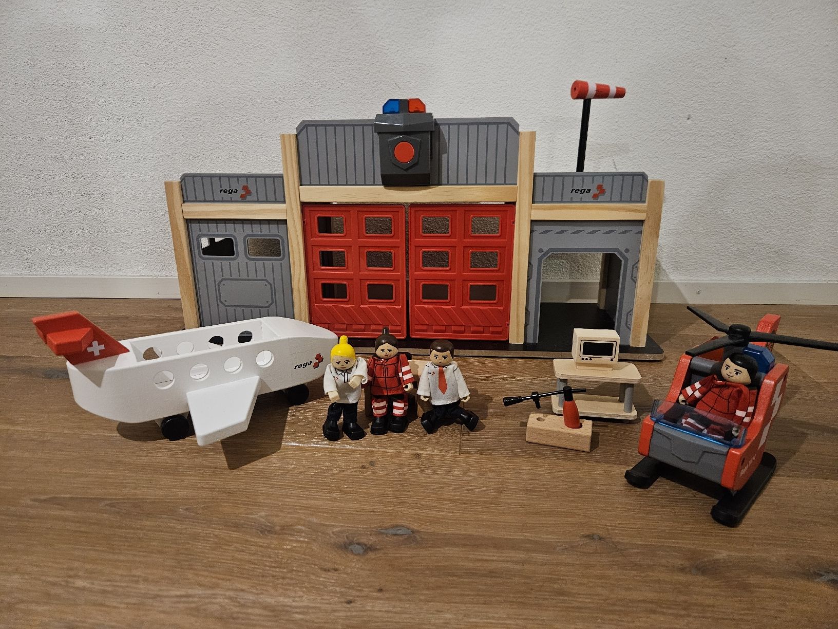 Hape Spielzeuge: Hape Rega Einsatzbasis – Gebraucht aus Horw von Melvin1981 2