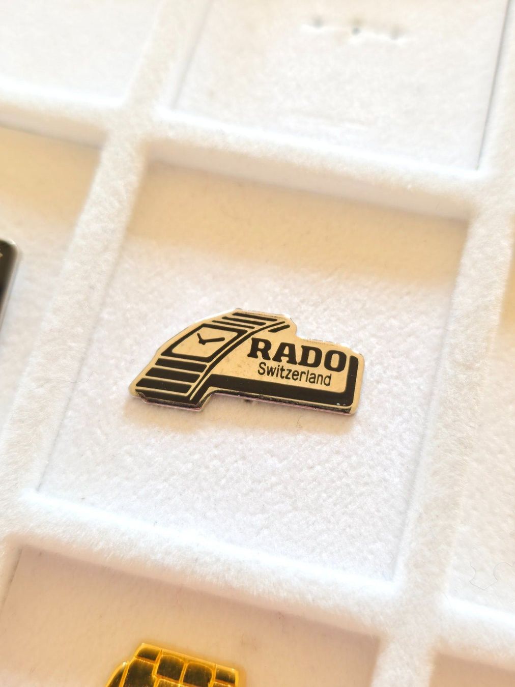 Orologi: Pins Horloger – Usato da La Chaux-de-Fonds venduto da Pascal.horloger