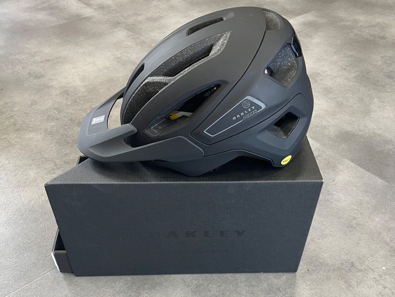 Oakley Caschi: Oakley DRT3 Mips Helm NEU Gr. L – Nuovo e nell'imballaggio originale da Hochdorf venduto da TreeLeeHochdorf