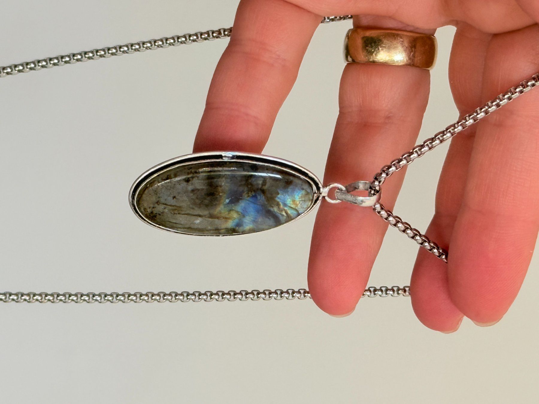 Catenine: Collier pendentif labradorite ovale – Nuovo e nell'imballaggio originale da Genève venduto da AGBERG 9