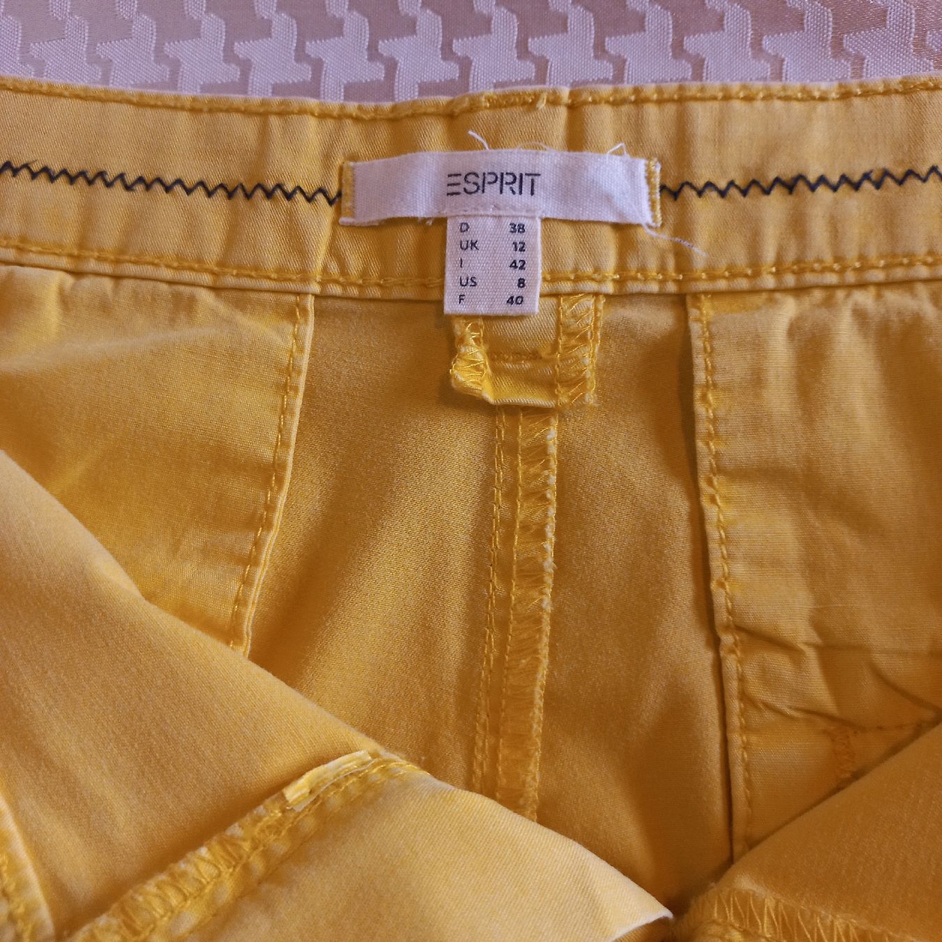 Pantaloni: Short Esprit jaune coton taille 40  – Usato da Dompierre FR venduto da fat_xth5 2