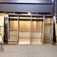 Kleiderschrank System grau mit Fachböden und Körben