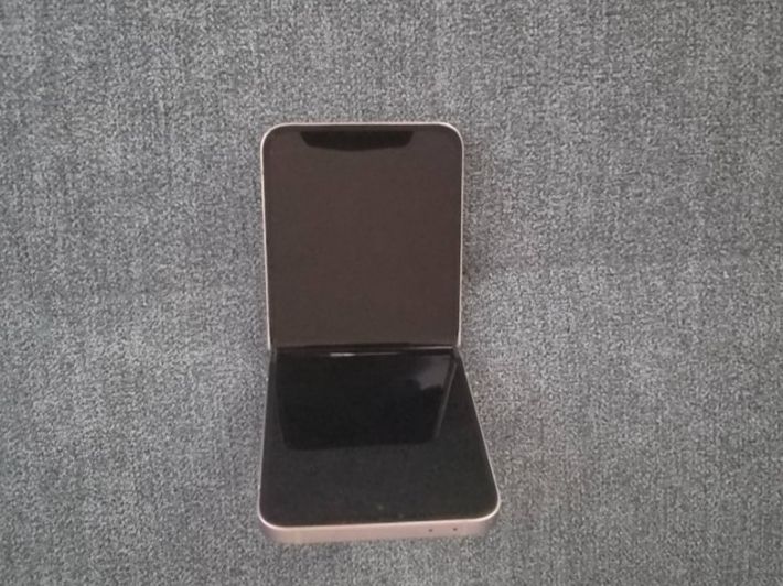Samsung Telefoni cellulari / Smartphones: Samsung Galaxy Flip Z 6 – Usato da Oftringen venduto da 1emerson 2