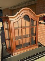 Antike Hängevitrine aus Holz - Wandvitrine verglast