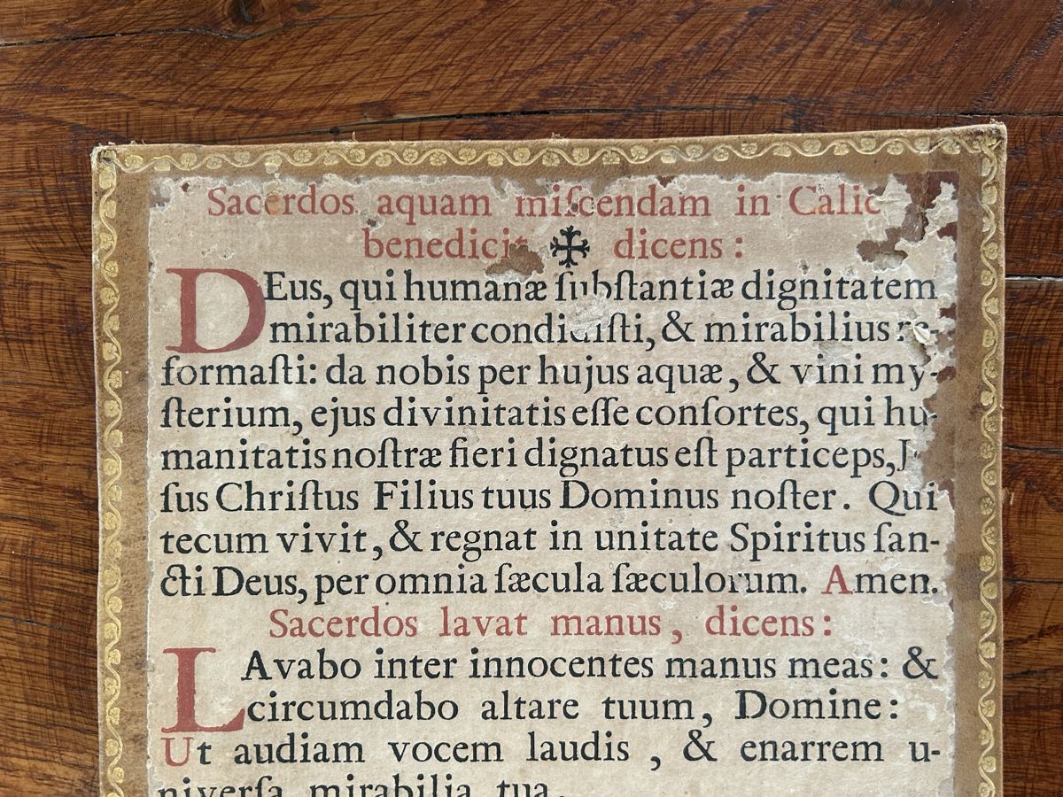 Foto & Immagini: Kanontafel antik aus Karton, rote Initialen – Usato da Riedholz venduto da Frettchen63 1