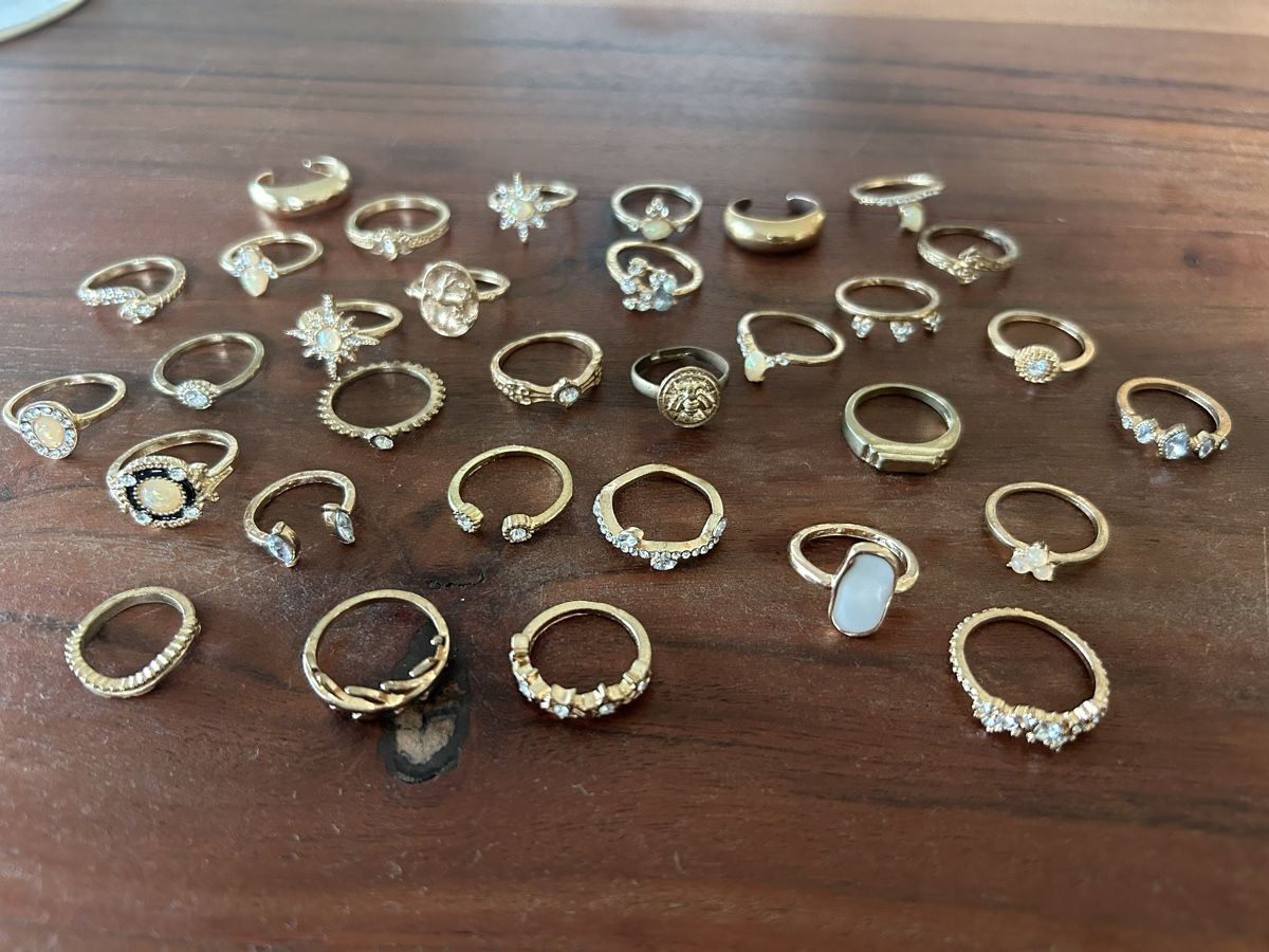 Ringe: Modeschmuck Ringe Set 32 Stk. Goldfarben💛 – Gebraucht aus Sursee von ramona0406