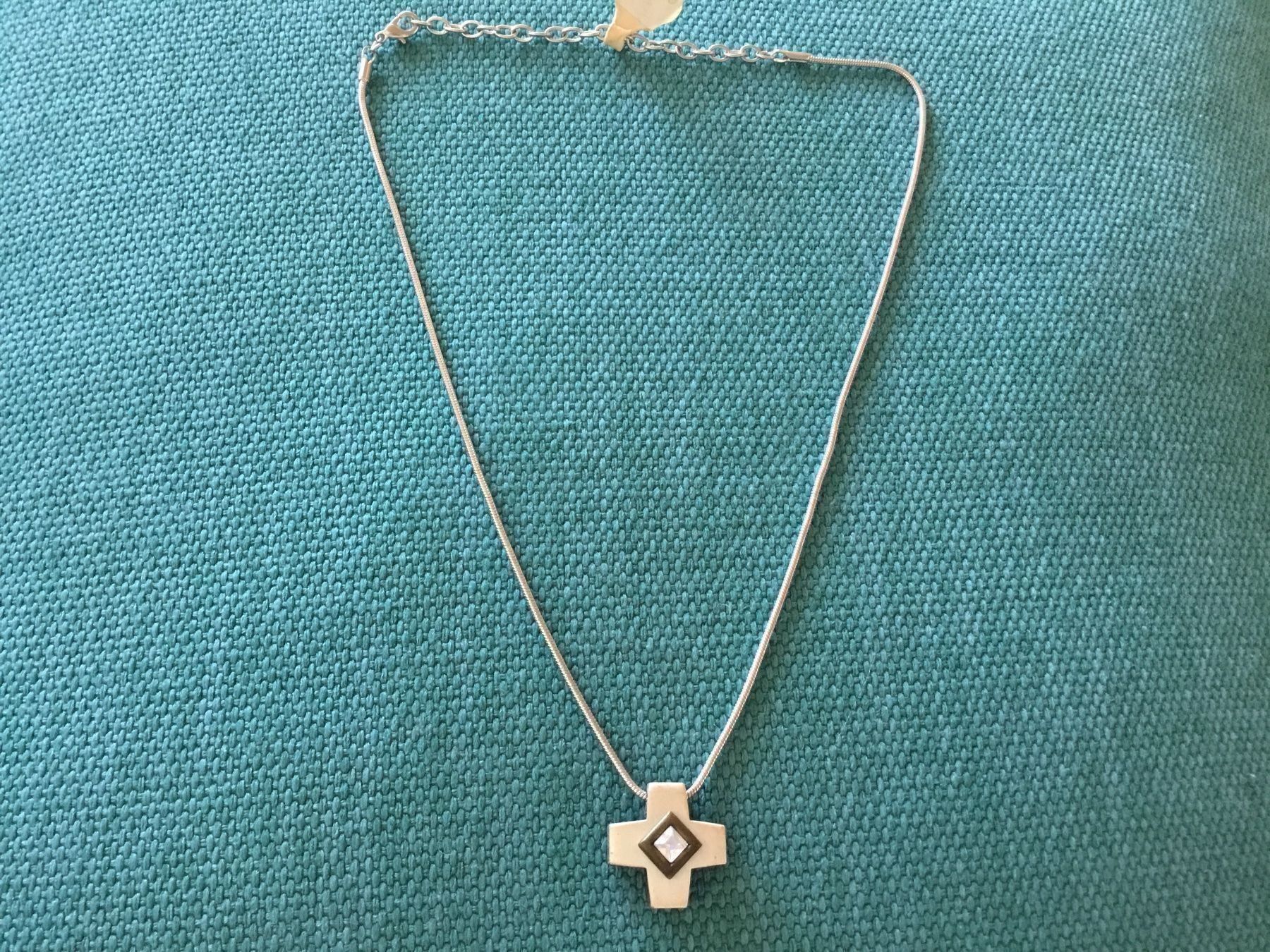 Catenine: Collier avec pendentif croix et brillant – Nuovo e nell'imballaggio originale da Le Landeron venduto da nic_8hd5