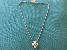 Collier avec pendentif croix et brillant