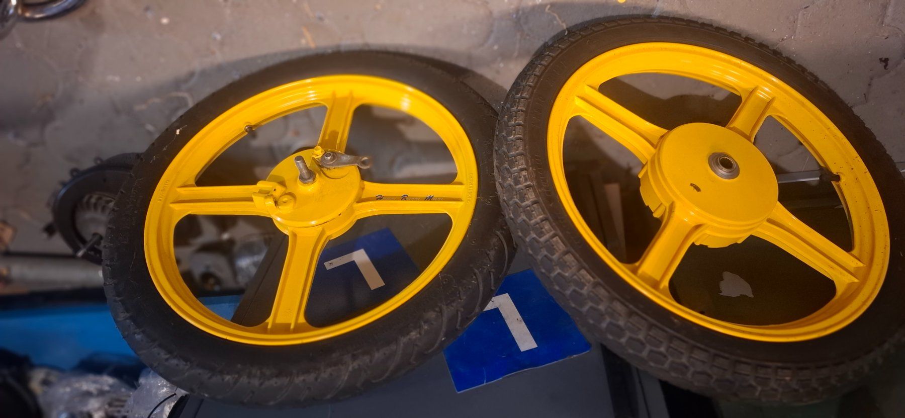 Piaggio Pneus & Kompletträder: Piaggio Si Räder mit guten Pneus – Gebraucht aus Rorbas von Fugsuzo 1