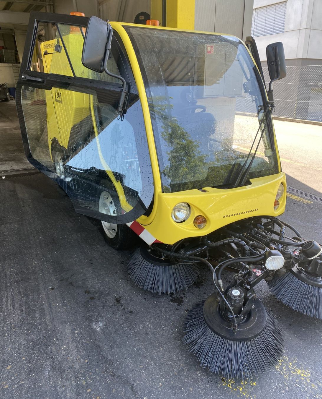 Kärcher Tutte le macchine: KÄRCHER MC 150 Strassenreinigung – Usato da Arbon venduto da Saemis 3