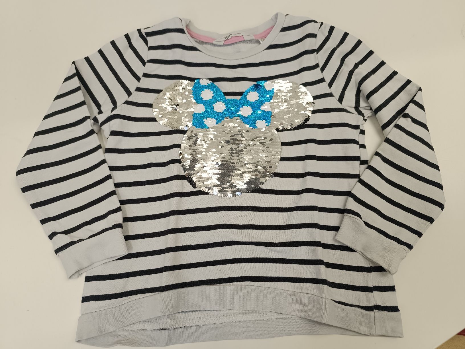 H&M Maglioni & Felpe: Minnie Mouse Pullover mit Wendepailetten Gr. 122/128 – Usato da Ehrendingen venduto da Cheronimo2 1