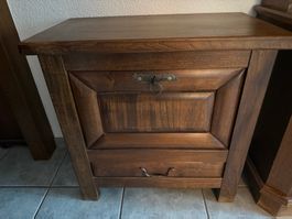 Kleine Holz-Truhe / Beistelltisch – rustikal – massiv
