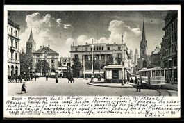 AK Zürich, Paradeplatz, Straßenbahn, Kirchtürme und Passante