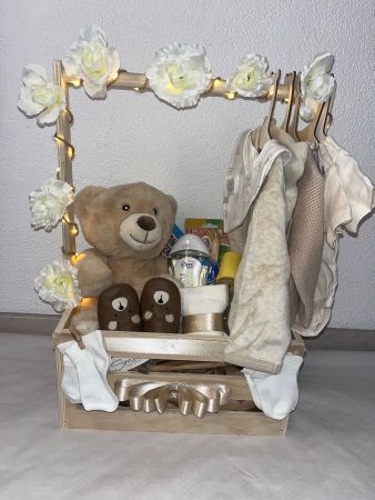 Neues Geschenkset für Babys mit Kleidung & Teddybär!