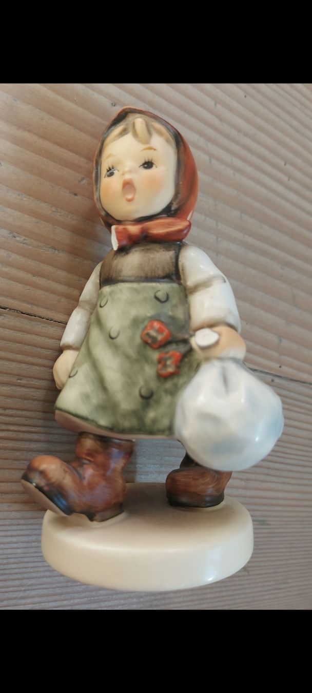 Hummel Statuette: Goebel Hummel Figur Mädchen "Grossmutter wartet" – Usato da Winterthur venduto da bambi2016