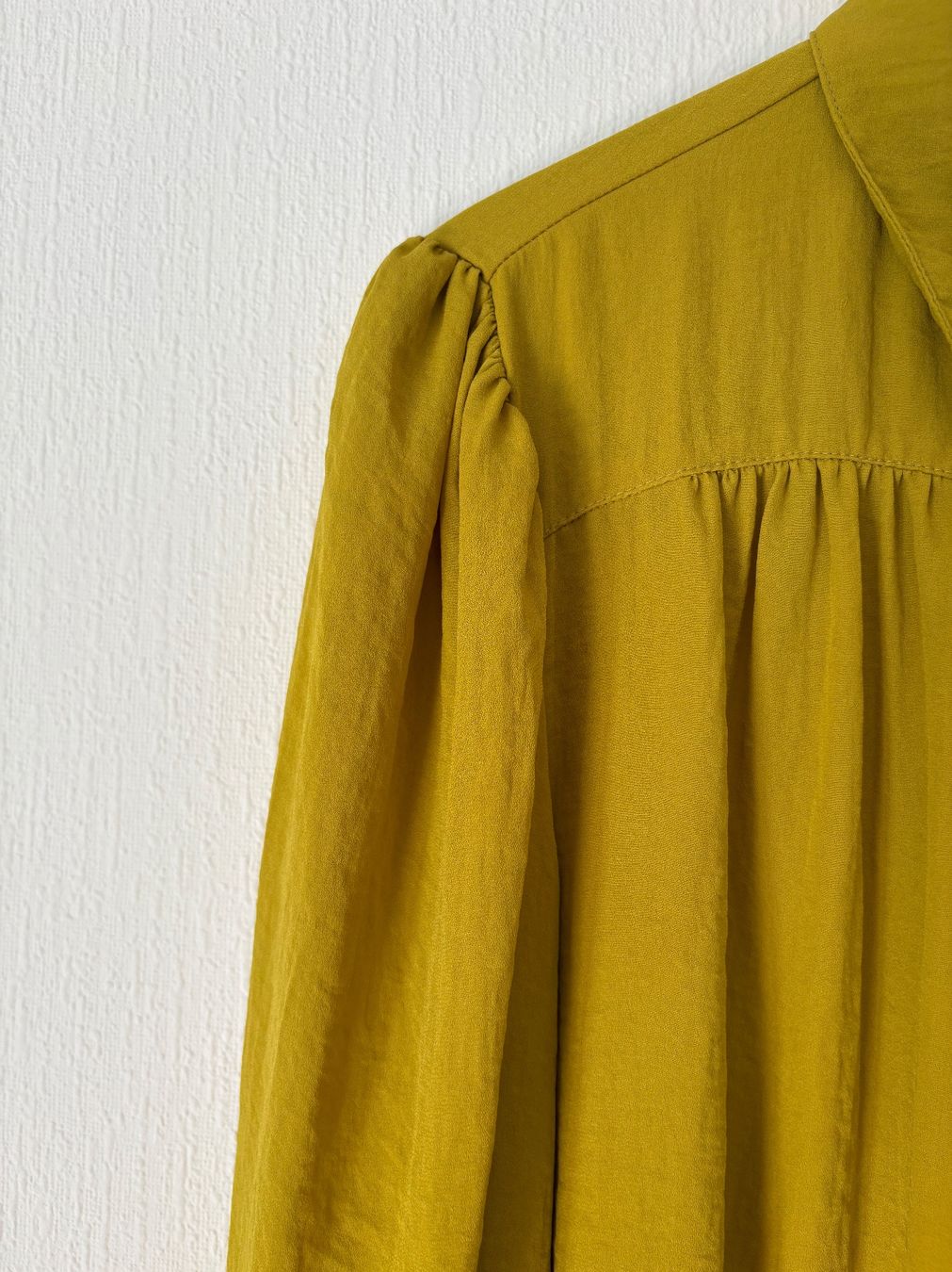 H&M Blusen: Blouse jaune moutarde H&M – Gebraucht aus Lausanne von sansantak 1