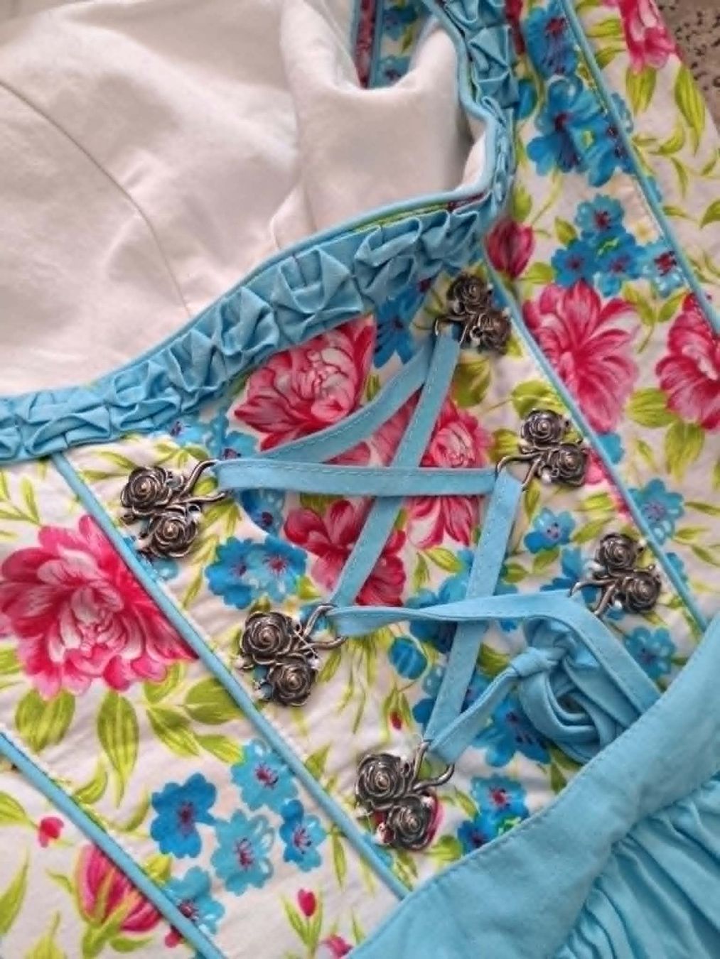 Kleider: Dirndl Kleid Blumenmuster Grösse 36 – Gebraucht aus Saas Grund von IvanaXY 2