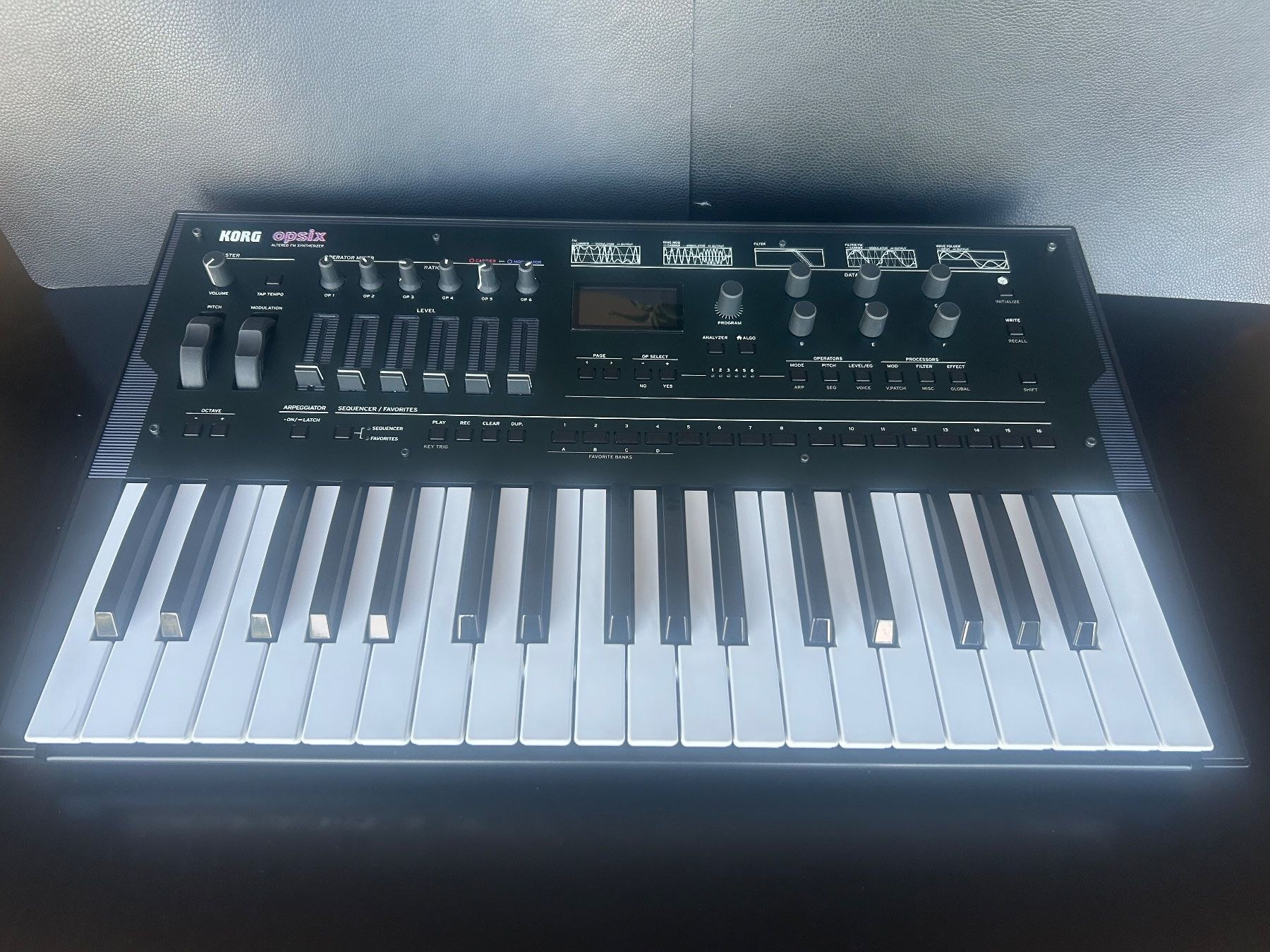 Korg Instruments de musique: Korg Opsix Keyboard (inclusive Korg Opsix Native code) – D'occasion à Mägenwil par fit_xt5s