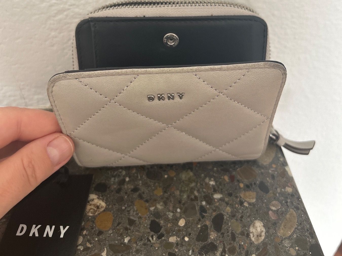 DKNY Portemonnaie: DKNY Barbara SM Carryall Liegt Gray – Neu (gemäss Beschreibung) aus Zumikon von Valeri79