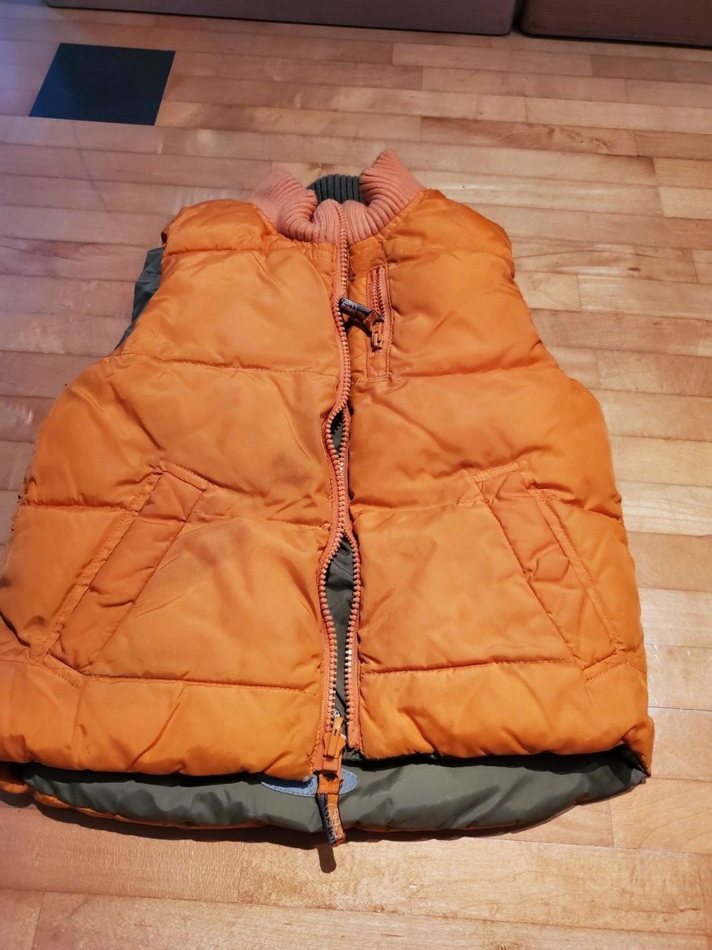 Sonstige Jungenkleidung: 2 super Gillets Gr 4T – Gebraucht aus Dättwil AG von Globetrotter2000 4