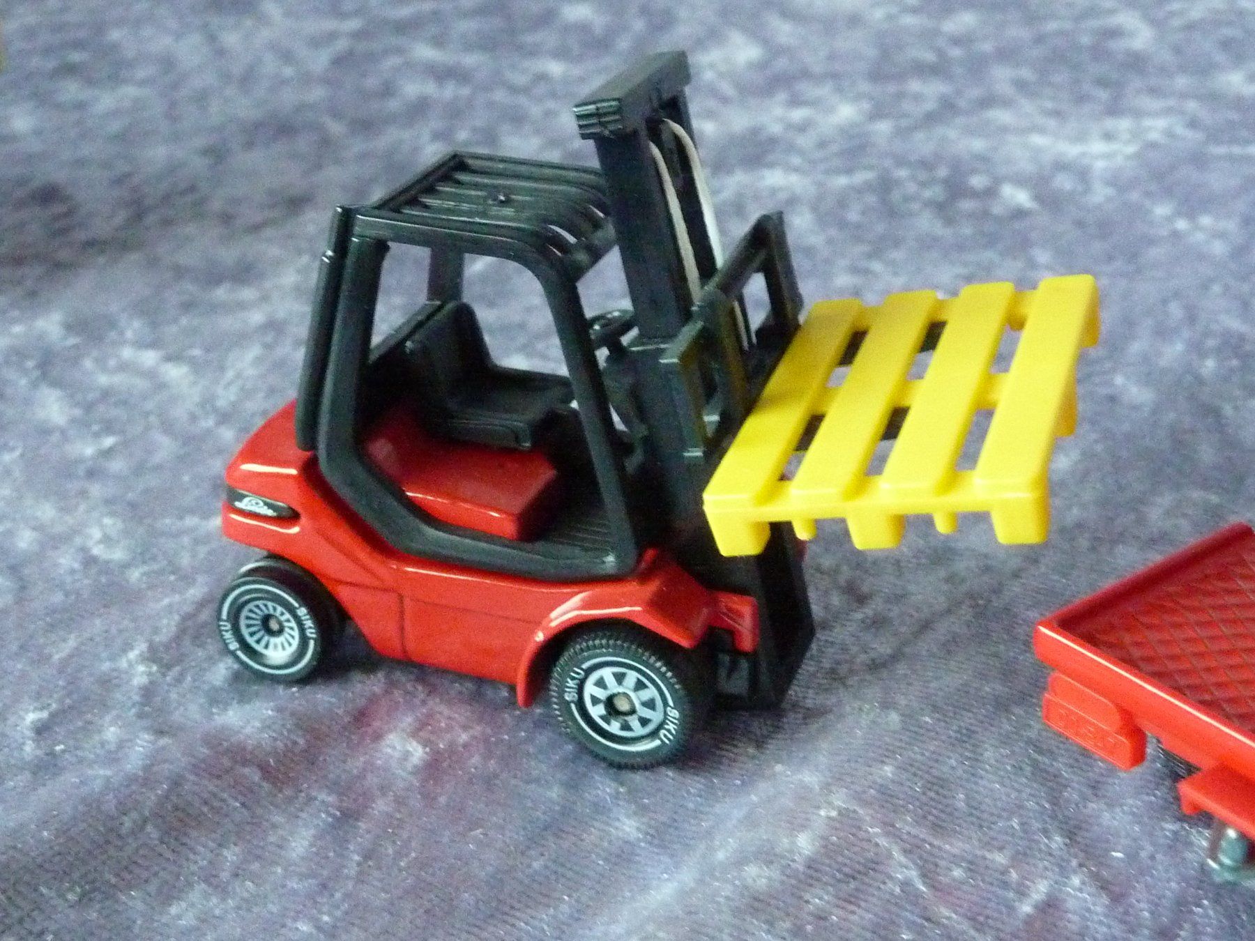 Siku Modellini d'auto: Unimog U1500 mit Gabelstabler Siku2522 – Nuovo (secondo la descrizione) da Dürrenäsch venduto da modellautos4you 4