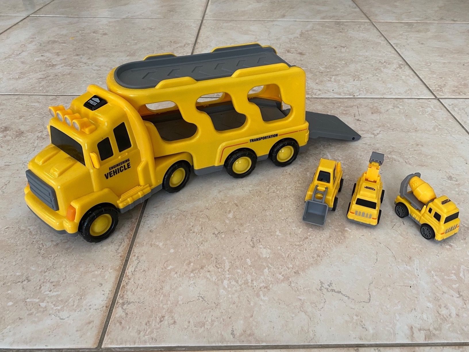 Veicoli per bambini: Lastwagen mit Fahrzeugen – Usato da Winkel venduto da gatta