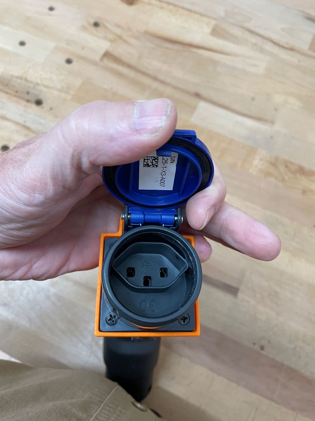 Lecteurs & Adaptateurs: Adapter 230 Volt Haushaltstecker an der Wallbox – Neuf (Voir description) à Erlenbach ZH par Zehnder-Jara 2